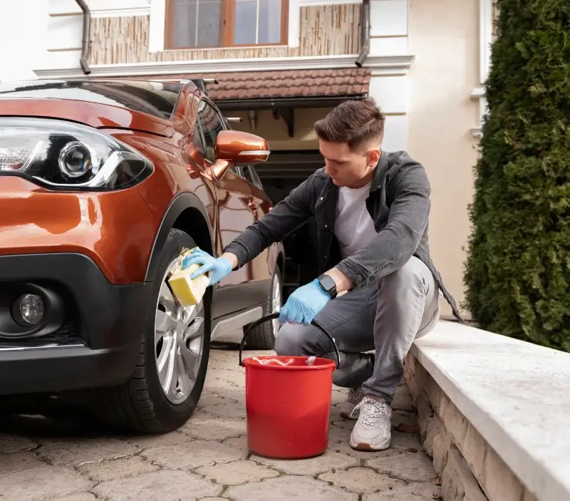 Lavage auto à domicile Pérignat-sur-Allier : professionnel intervenant sur un véhicule